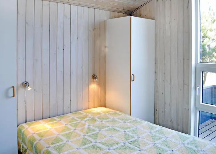 Semesterbostad With Fireplace 01