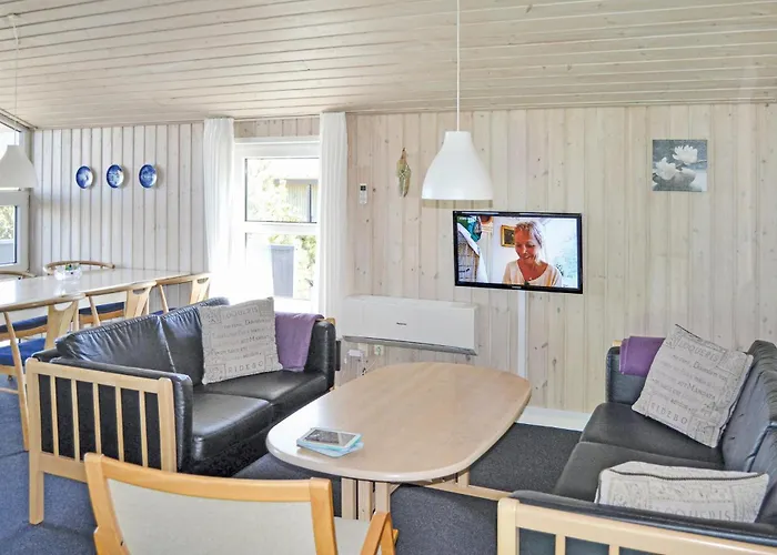 Semesterbostad With Fireplace 01